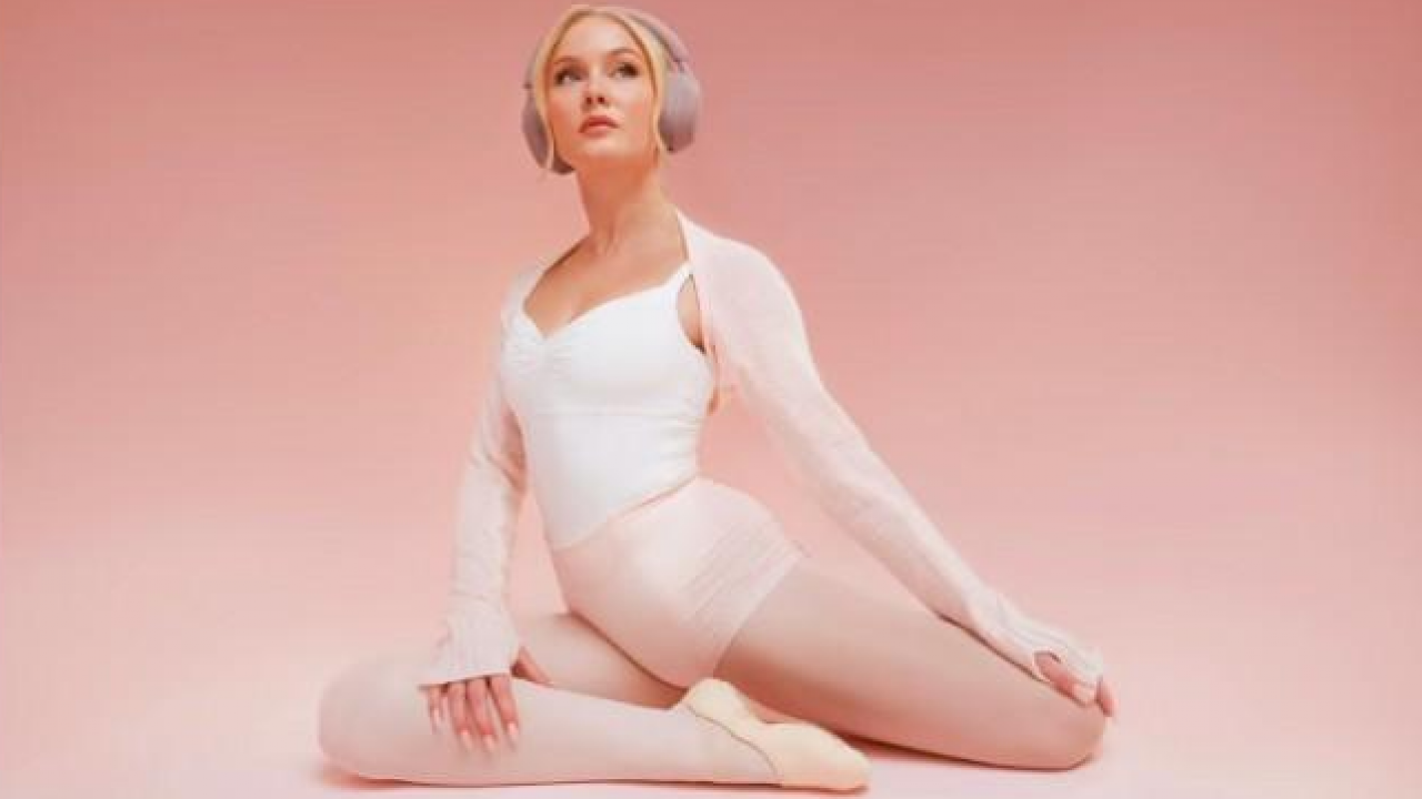 La miniserie “Life in Pink” con Zara Larsson, lancia le nuove esclusive cuffie Smoky Pink di Sony